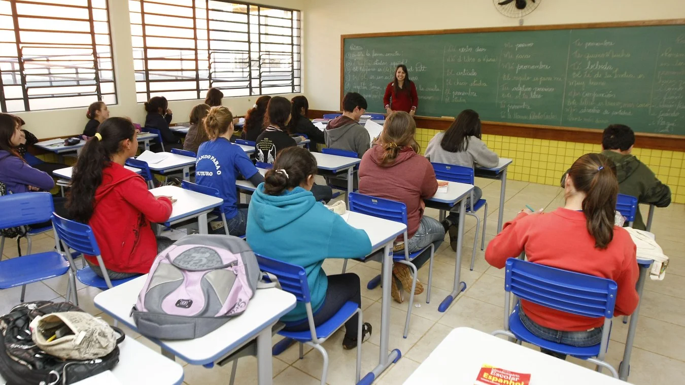 Concursos da educação 2026 oferecem mais de 24 mil vagas com salários que chegam a R$ 17 mil