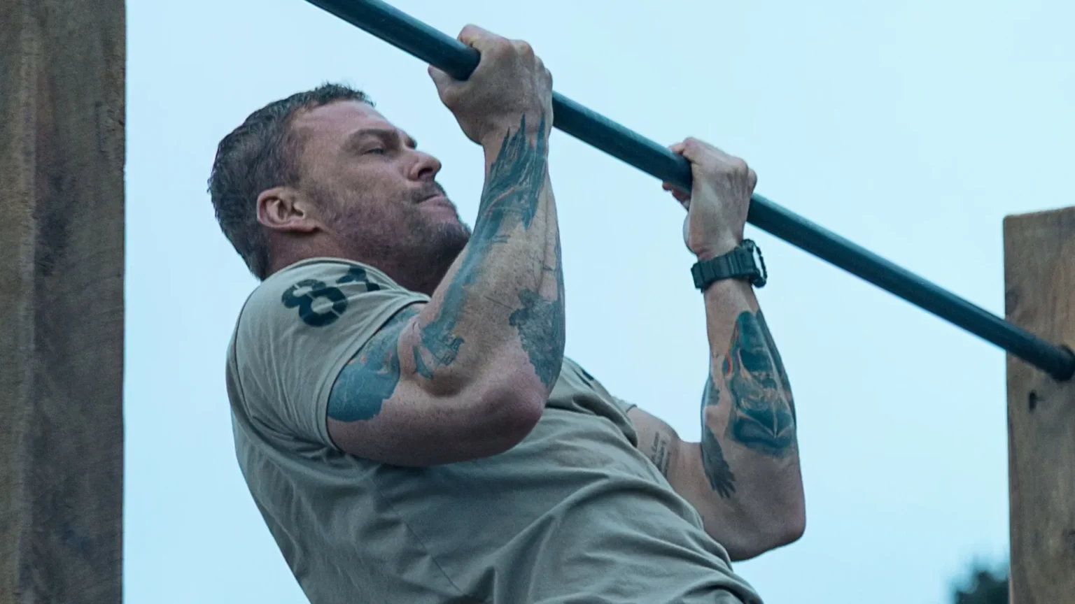 Filme “War Machine” de Alan Ritchson bate recorde de streaming da Netflix e supera sucesso dos diretores de “Avengers”