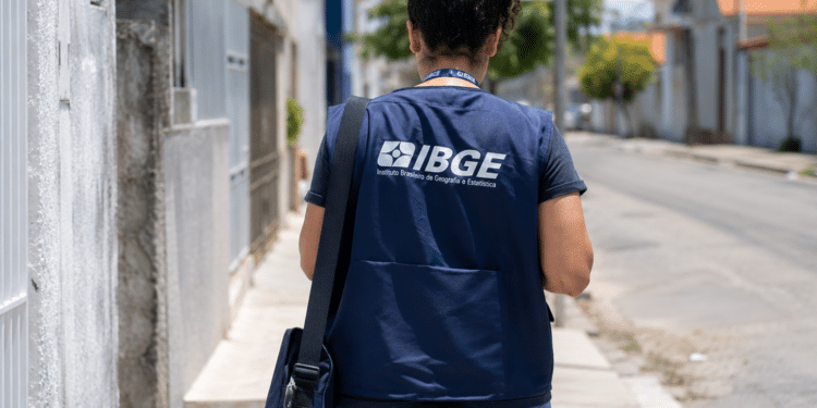 IBGE oferece 8.238 vagas temporárias para nível médio com salários de até R$ 4.008
