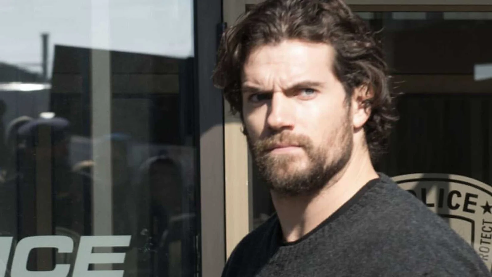 Henry Cavill retoma sucesso no streaming com suspense policial e prepara novos grandes projetos