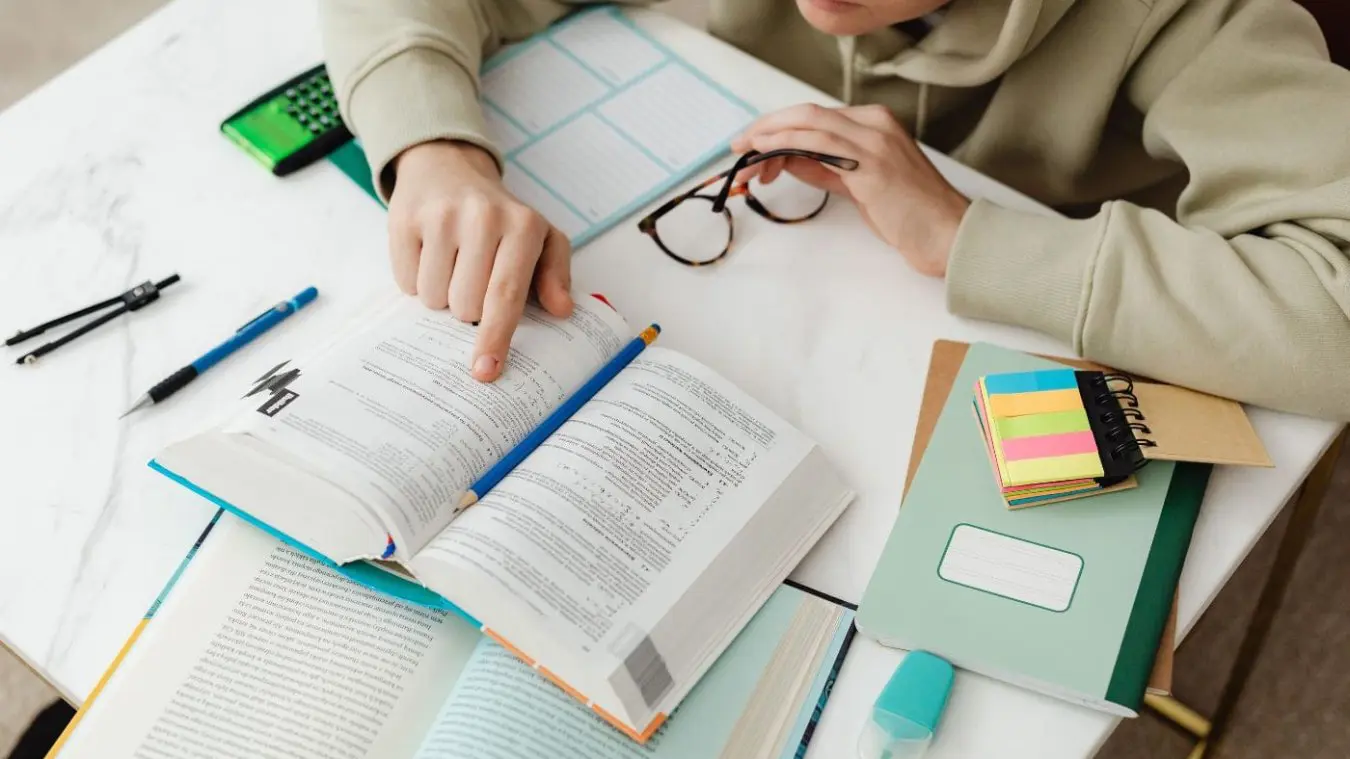 Onde encontrar cursos gratuitos para concurso público em 2026