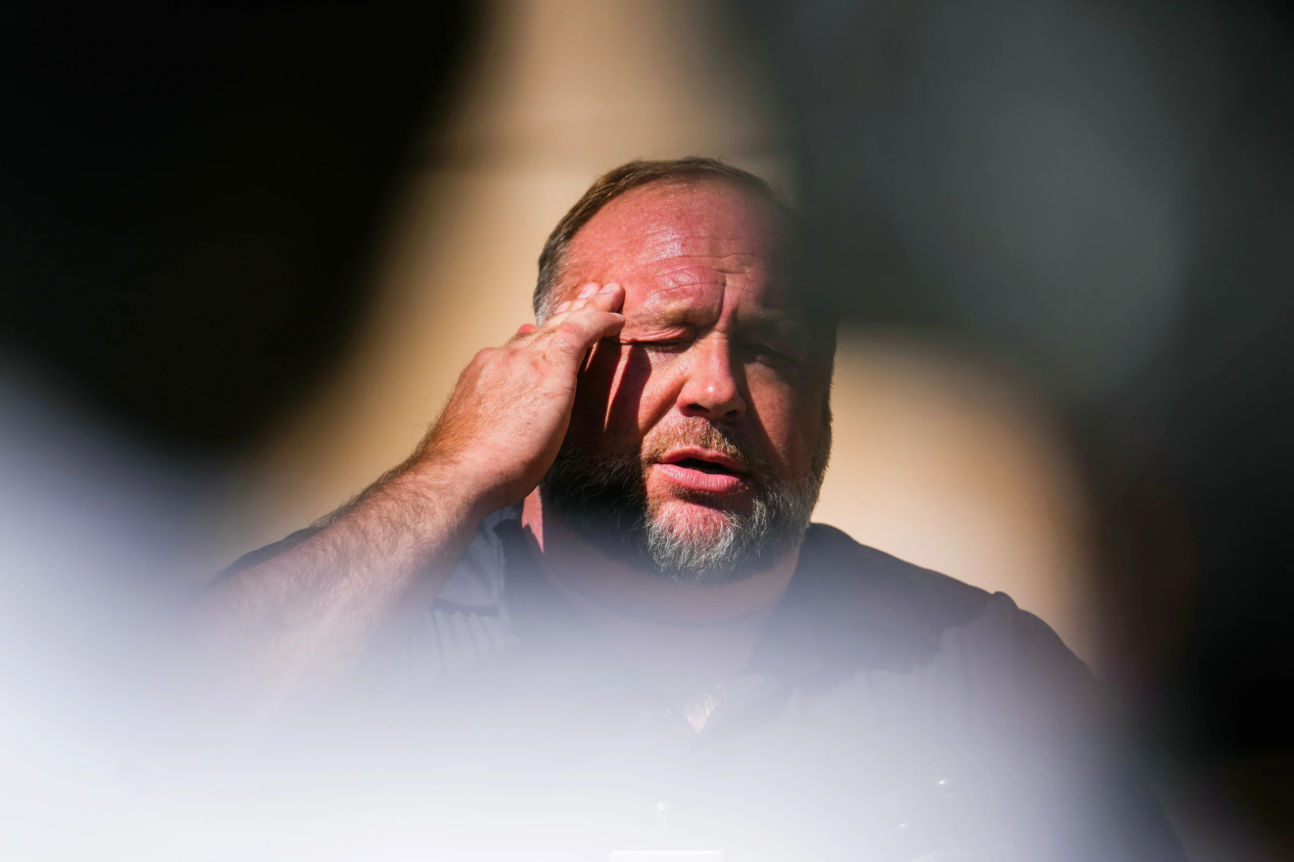 The Onion vai relançar InfoWars em 2 de julho com tom humorístico e apoio às famílias de Sandy Hook