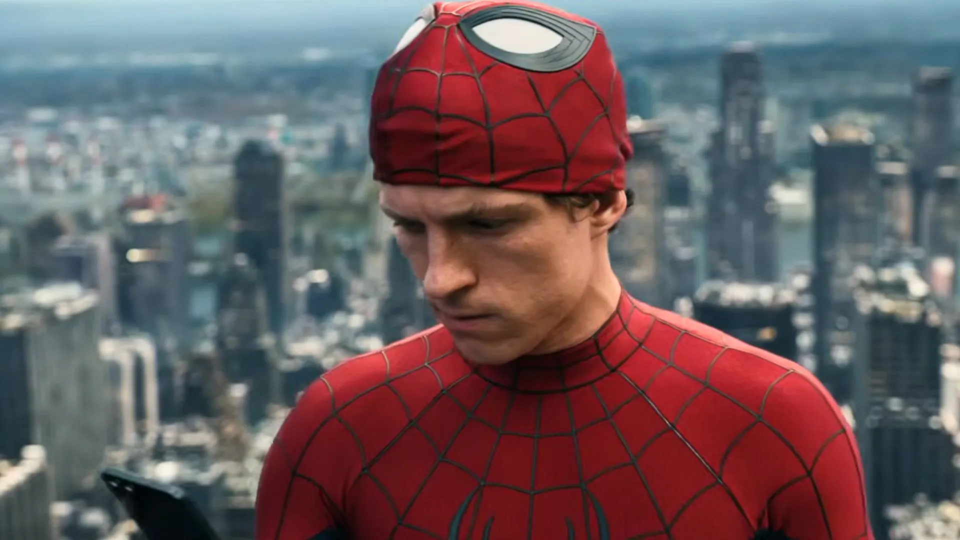 Tom Holland revela que só uma pessoa ainda sabe que Peter Parker é o Homem-Aranha no MCU