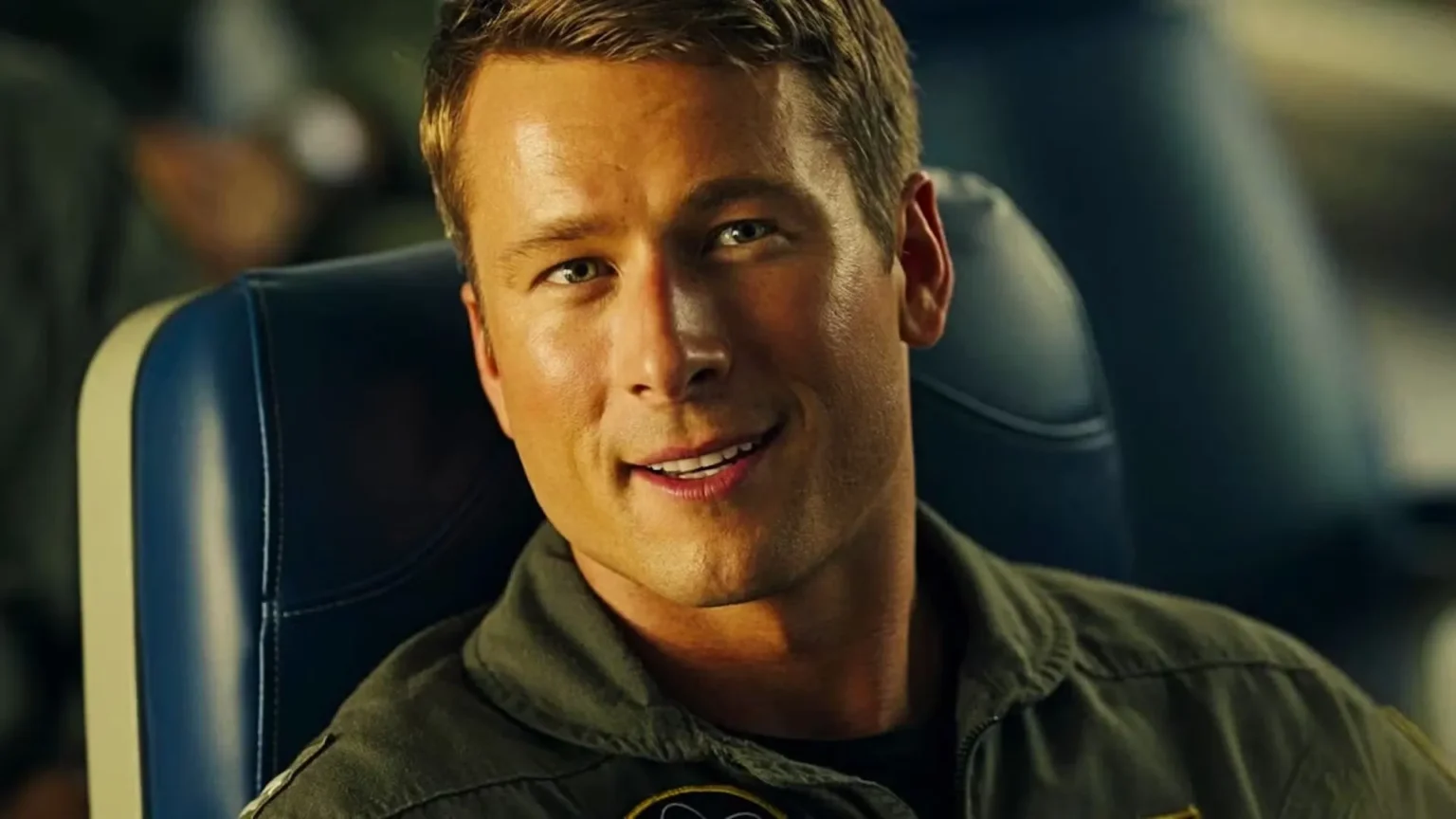 Glen Powell confirmado em thriller erótico de ficção científica com diretor de Supergirl