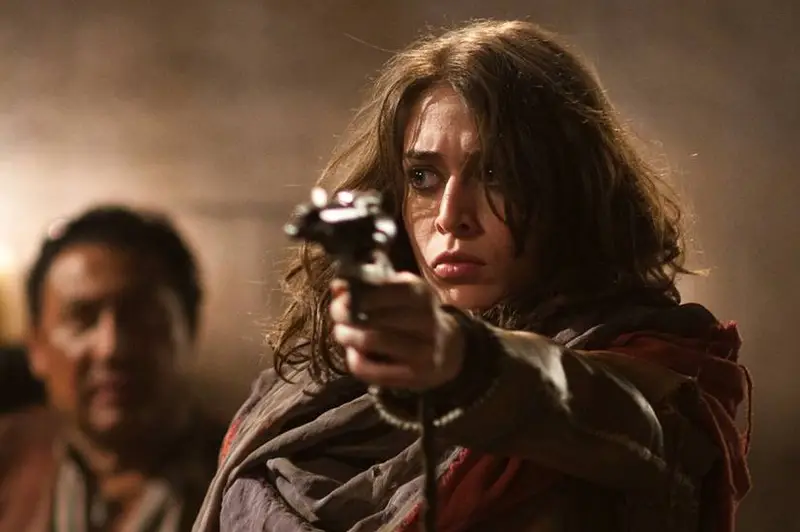 Lizzy Caplan é a nova estrela da série Far Cry, adaptação da franquia de videogames da Ubisoft