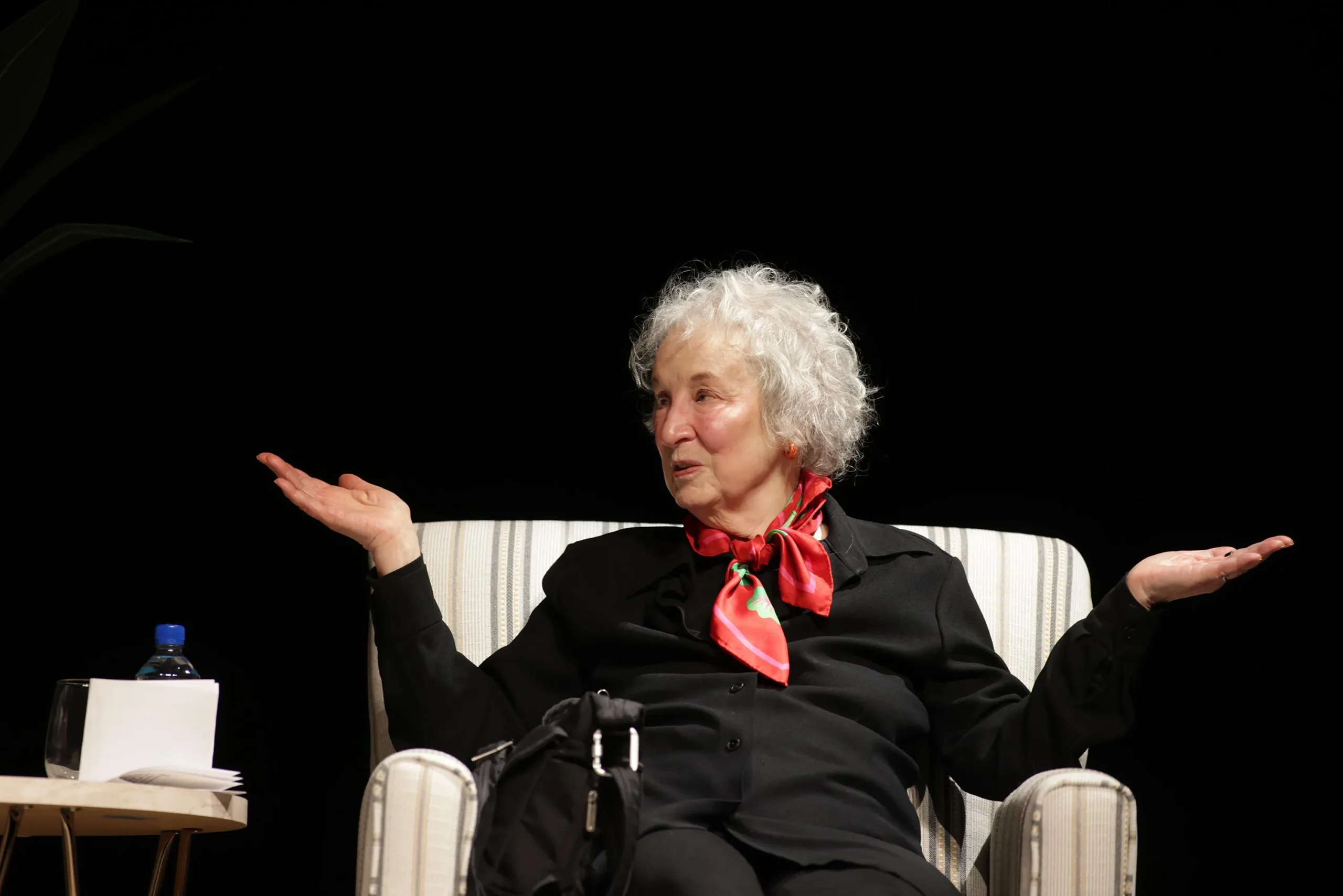 Margaret Atwood critica IA e ressalta limite da tecnologia: “lixo entra, lixo sai”