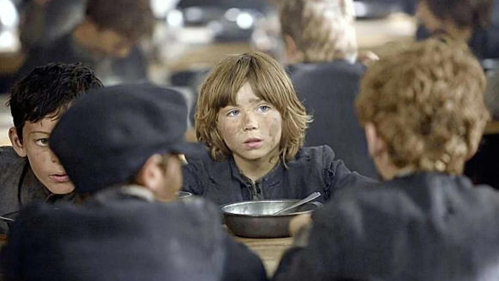 A minissérie “Oliver Twist” com Tom Hardy é um tesouro escondido da TV disponível gratuitamente