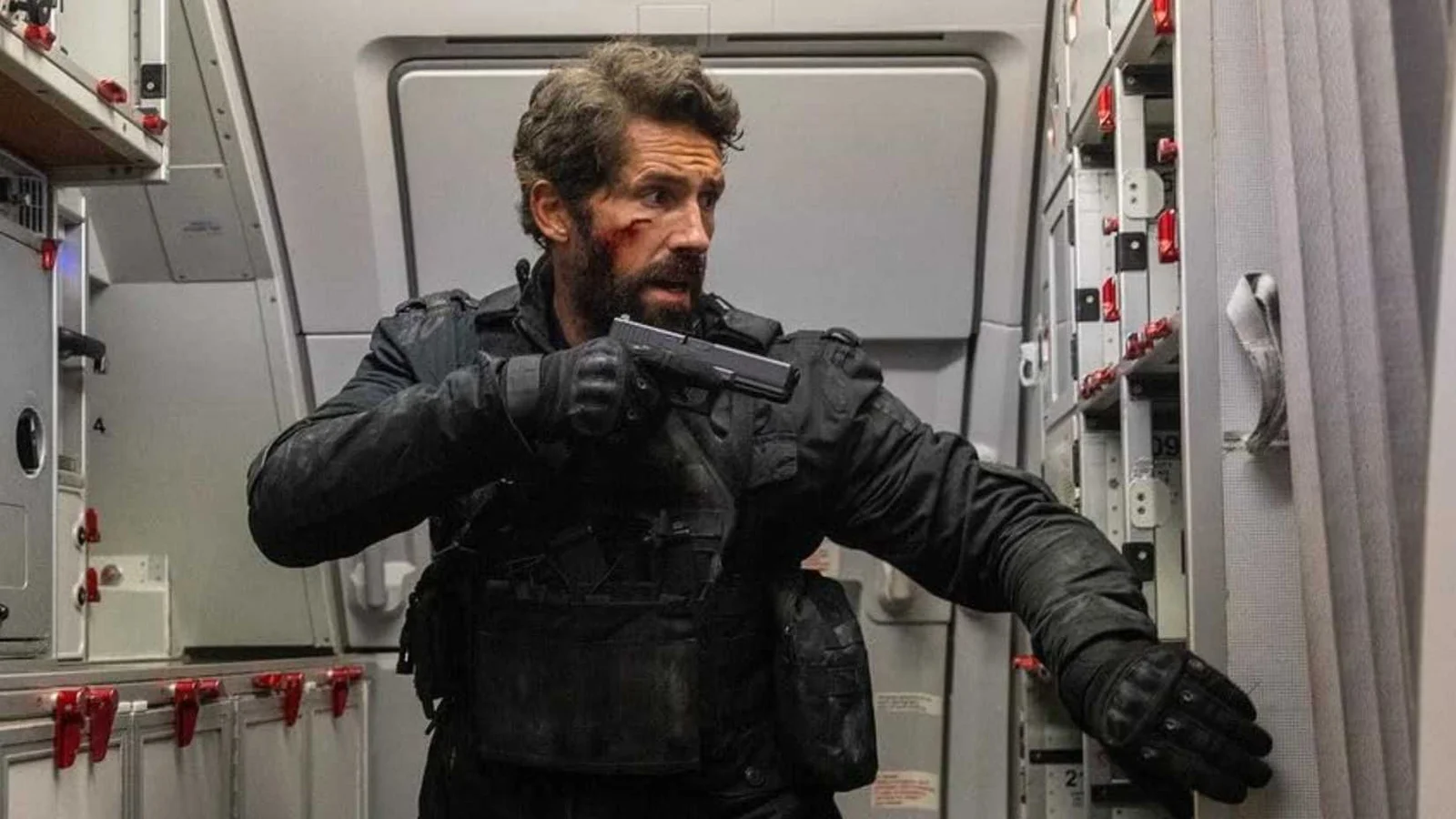 Filme de ação brutal com Scott Adkins estreia no streaming gratuito em julho