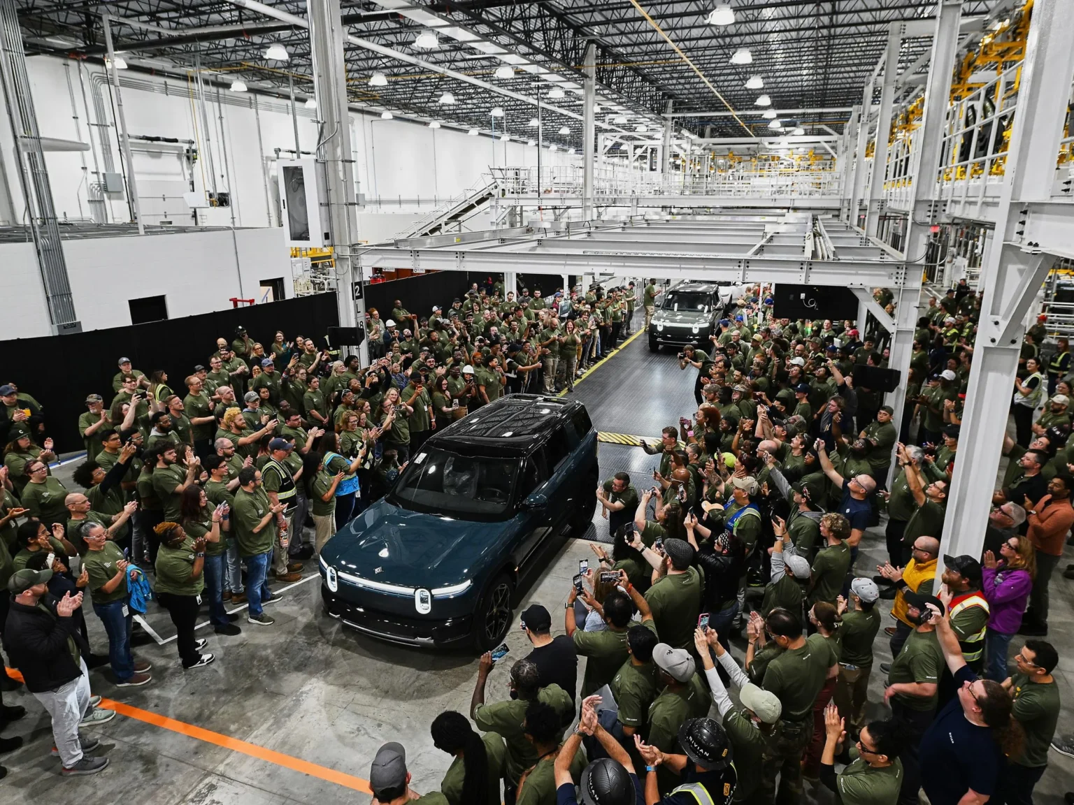 Rivian enfrenta desafios decisivos com lançamento do R2 após tornado danificar fábrica
