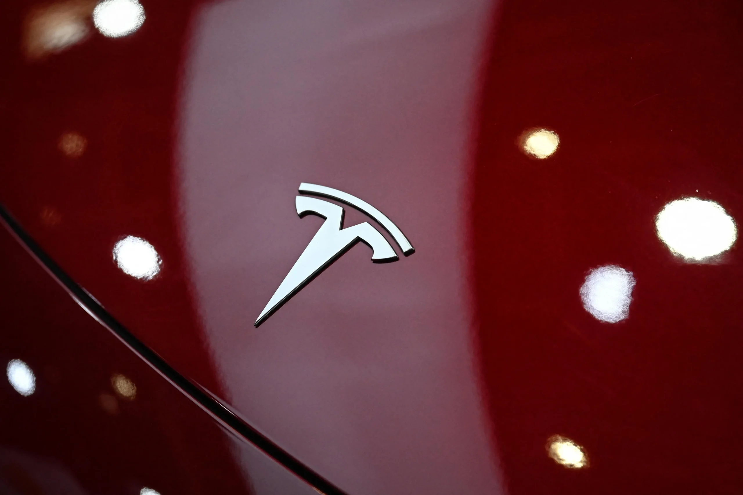 Motorista de Tesla é acusado de homicídio culposo após colisão fatal no Texas