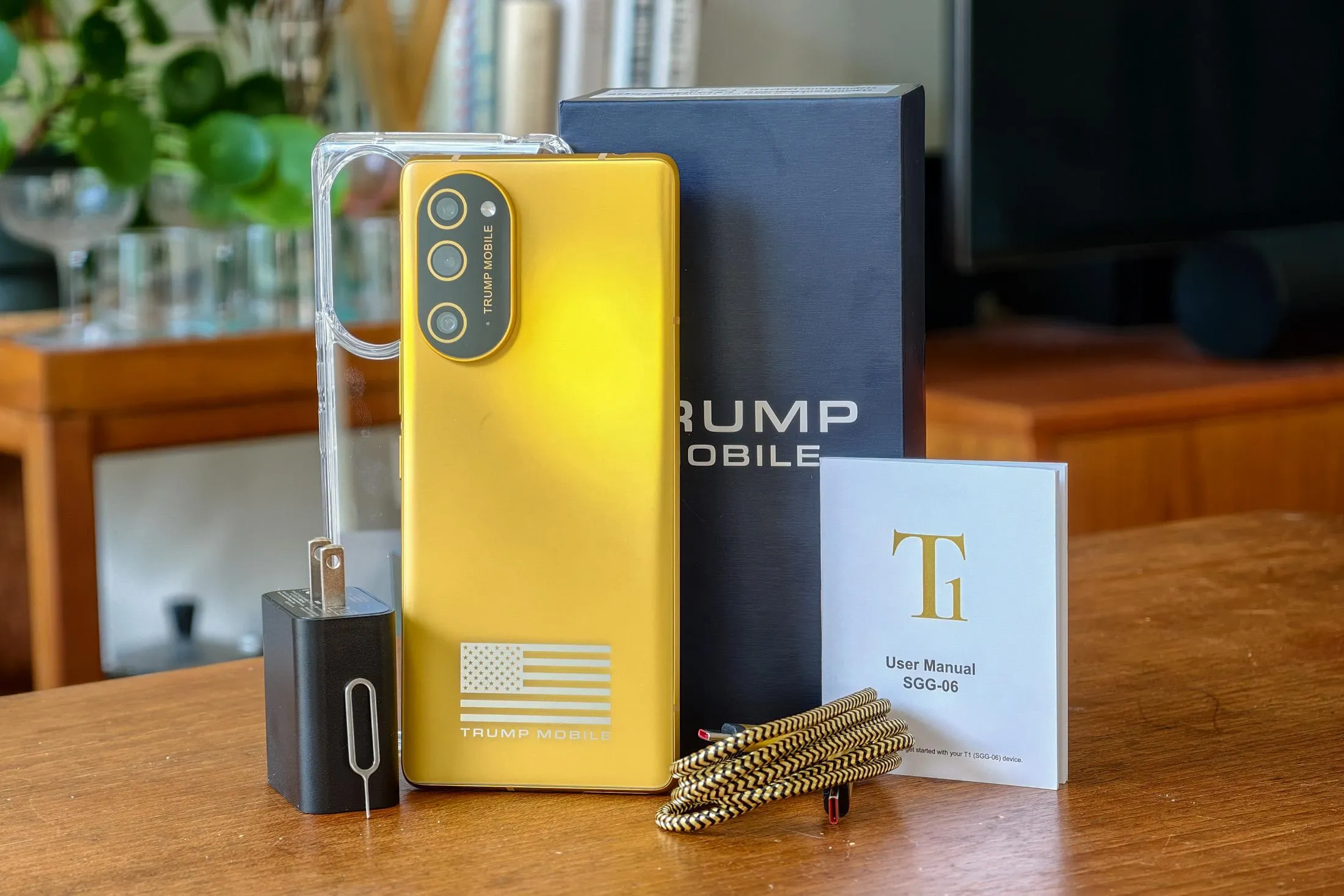 Conheça o Trump Phone: smartphone dourado que finalmente chegou após um ano de espera