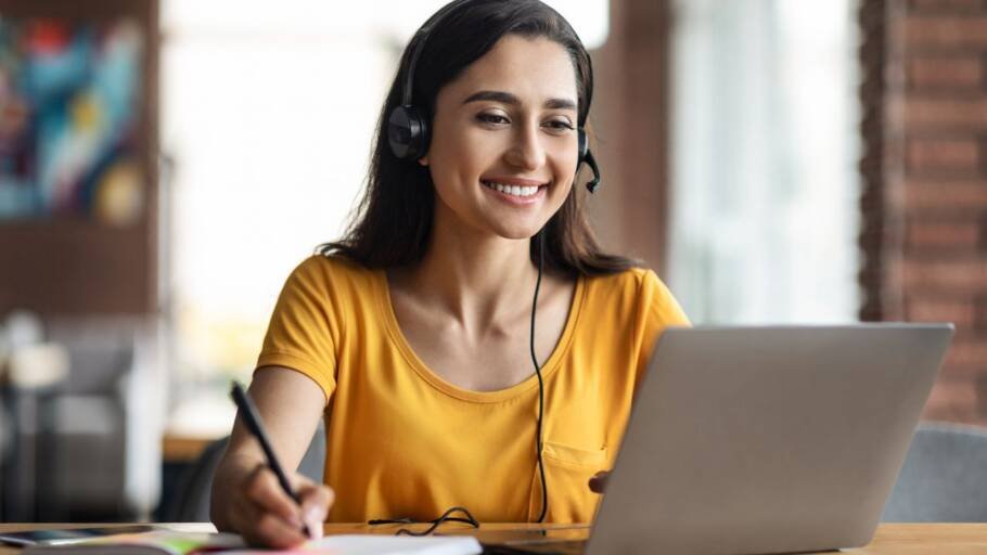 Veduca disponibiliza cursos gratuitos dublados em português com inteligência artificial