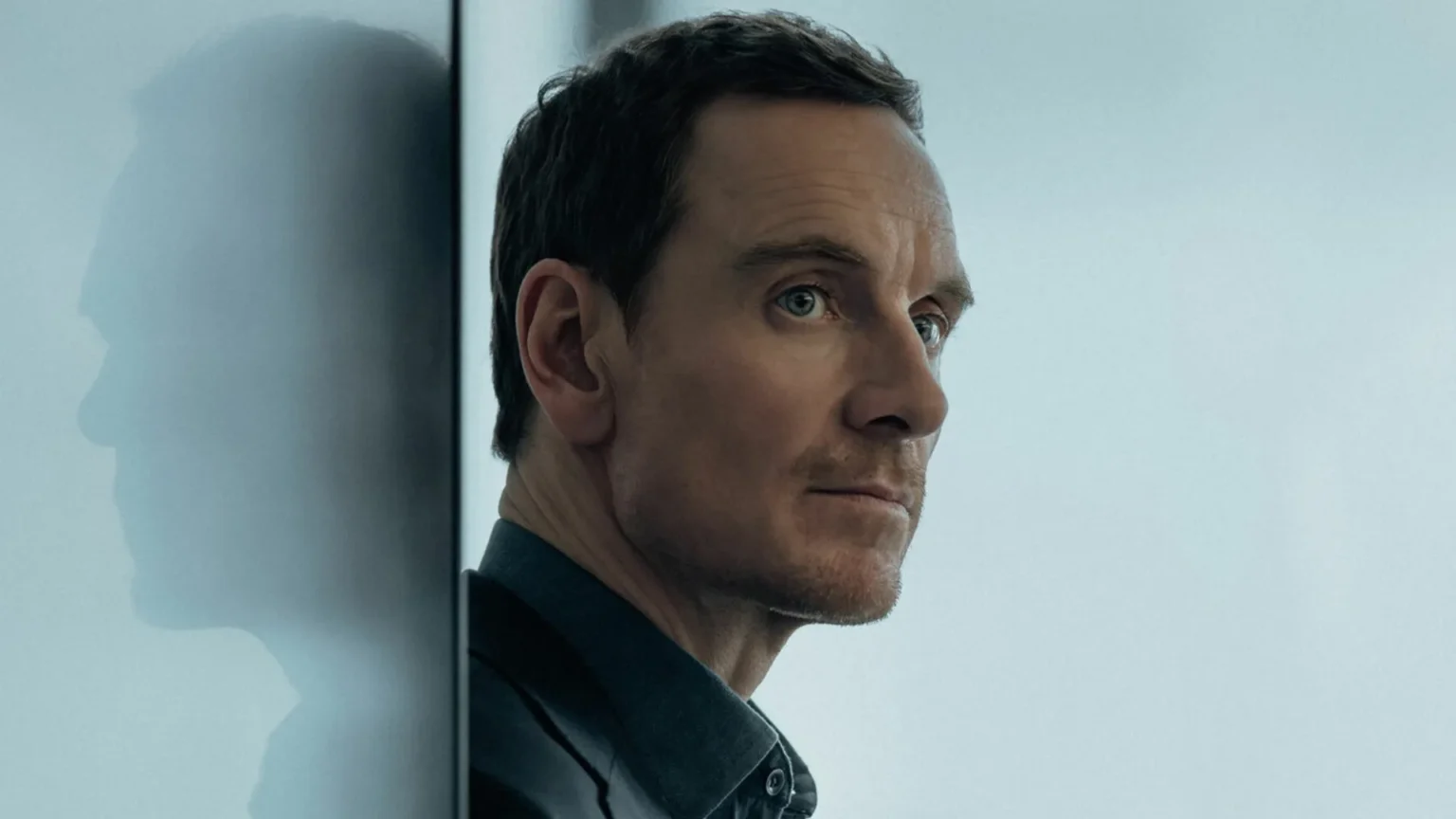 Série de espionagem com Michael Fassbender conquista sucesso no streaming Paramount+