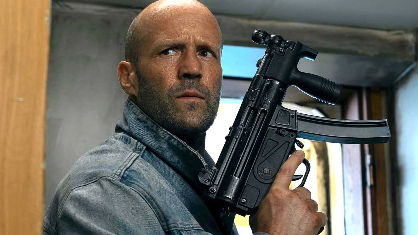 Filme de ação polêmico de Jason Statham retorna grátis em plataforma de streaming