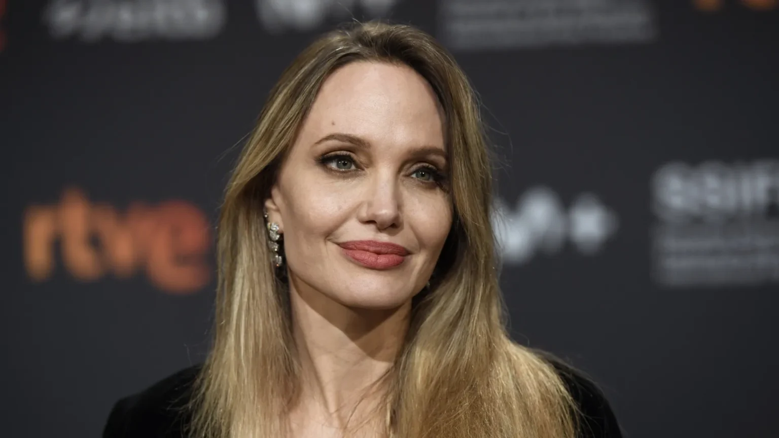 Angelina Jolie define data de estreia para adaptação de suspense sobre guerra após dois anos
