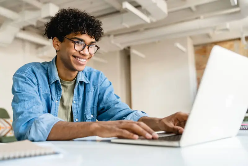 Pesquisa examina barreiras entre jovens e mercado de trabalho no Brasil e América Latina