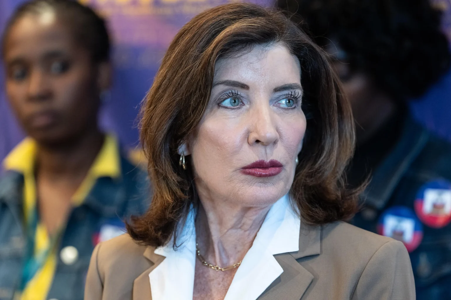 Governadora de Nova York usa IA para revisar todas as leis do estado em meses