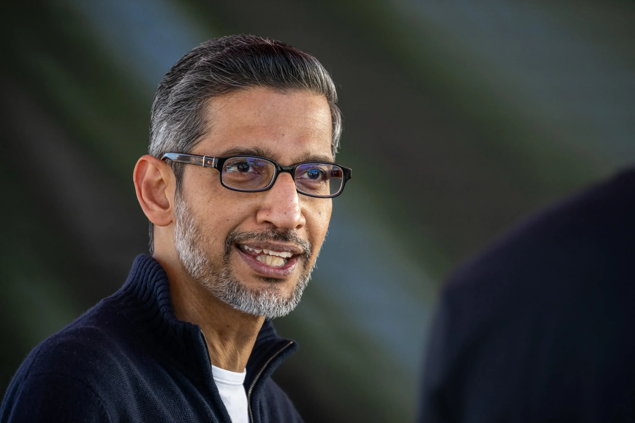 Google ganha prazo para adaptar Android às regras da UE, enquanto Apple enfrenta restrições para lançar Siri AI no continente