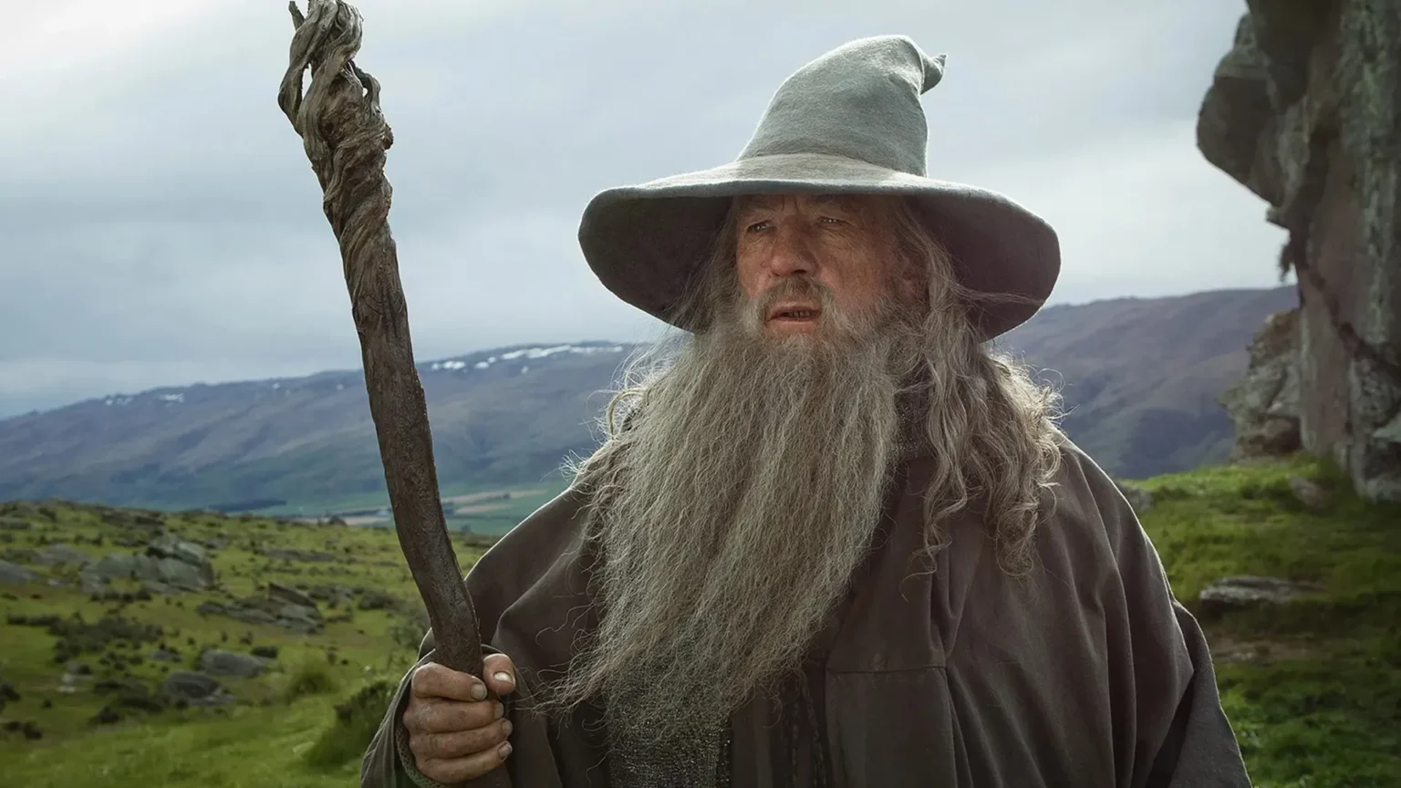 Primeira imagem oficial de Gandalf na terceira temporada de “O Senhor dos Anéis: Os Anéis do Poder” é divulgada