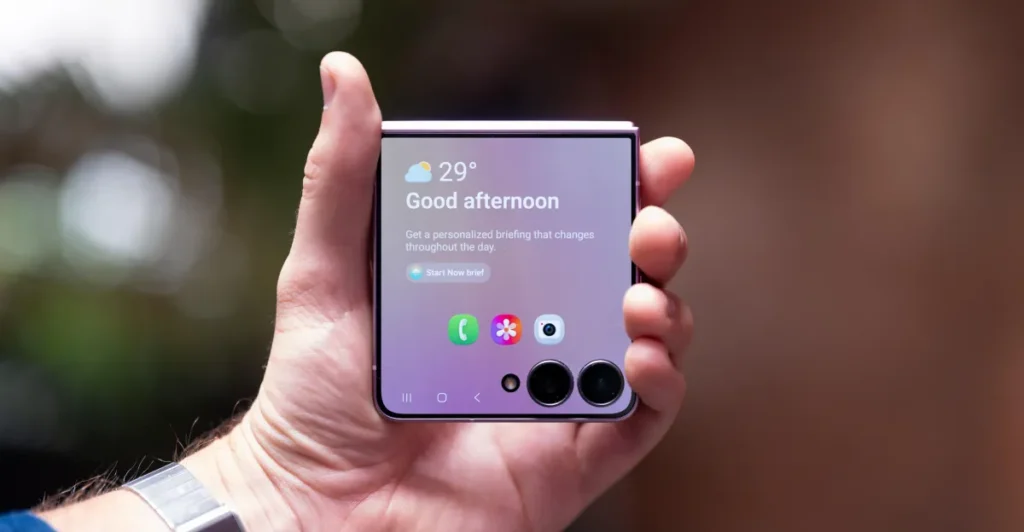 Samsung Galaxy Z Flip 8 se aproxima de um smartphone tradicional com melhorias na tela externa