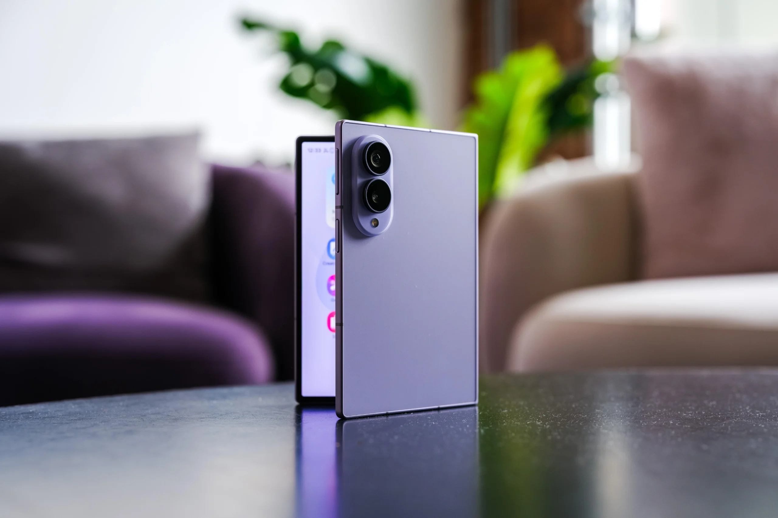 Samsung Galaxy Z Fold 8 estreia com design mais largo e bateria inovadora, mas perde na câmera
