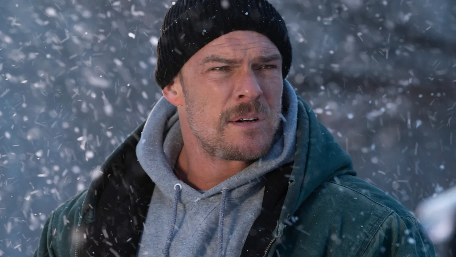 Alan Ritchson brilha em “Ordinary Angels”, filme que lidera streaming na Netflix