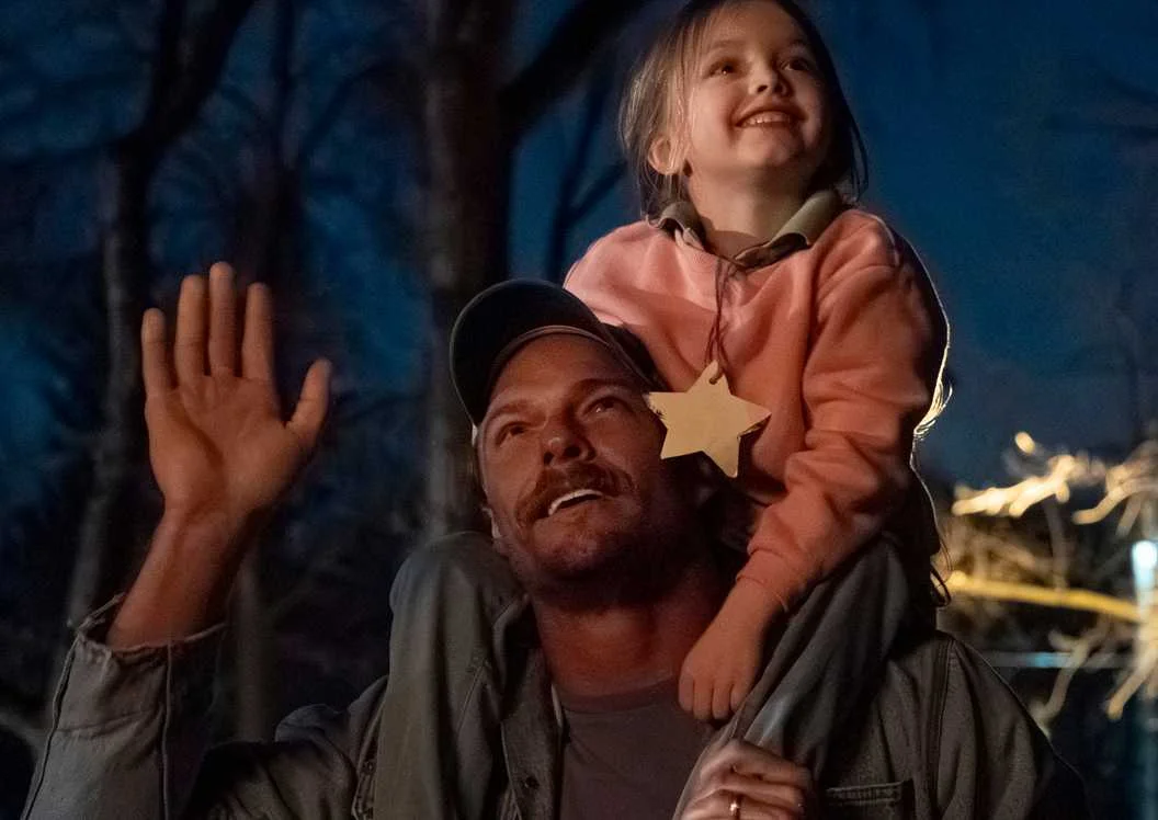 Alan Ritchson brilha em “Ordinary Angels”, filme que lidera streaming na Netflix