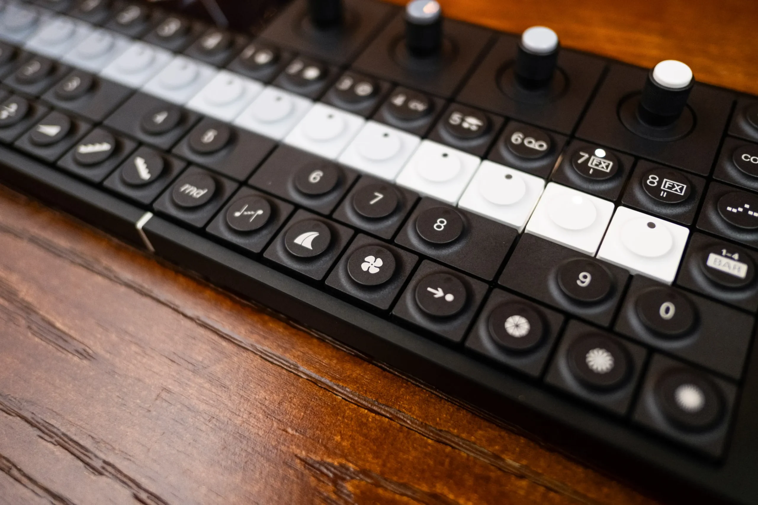 Produtos musicais da Teenage Engineering com 30% de desconto em grandes varejistas