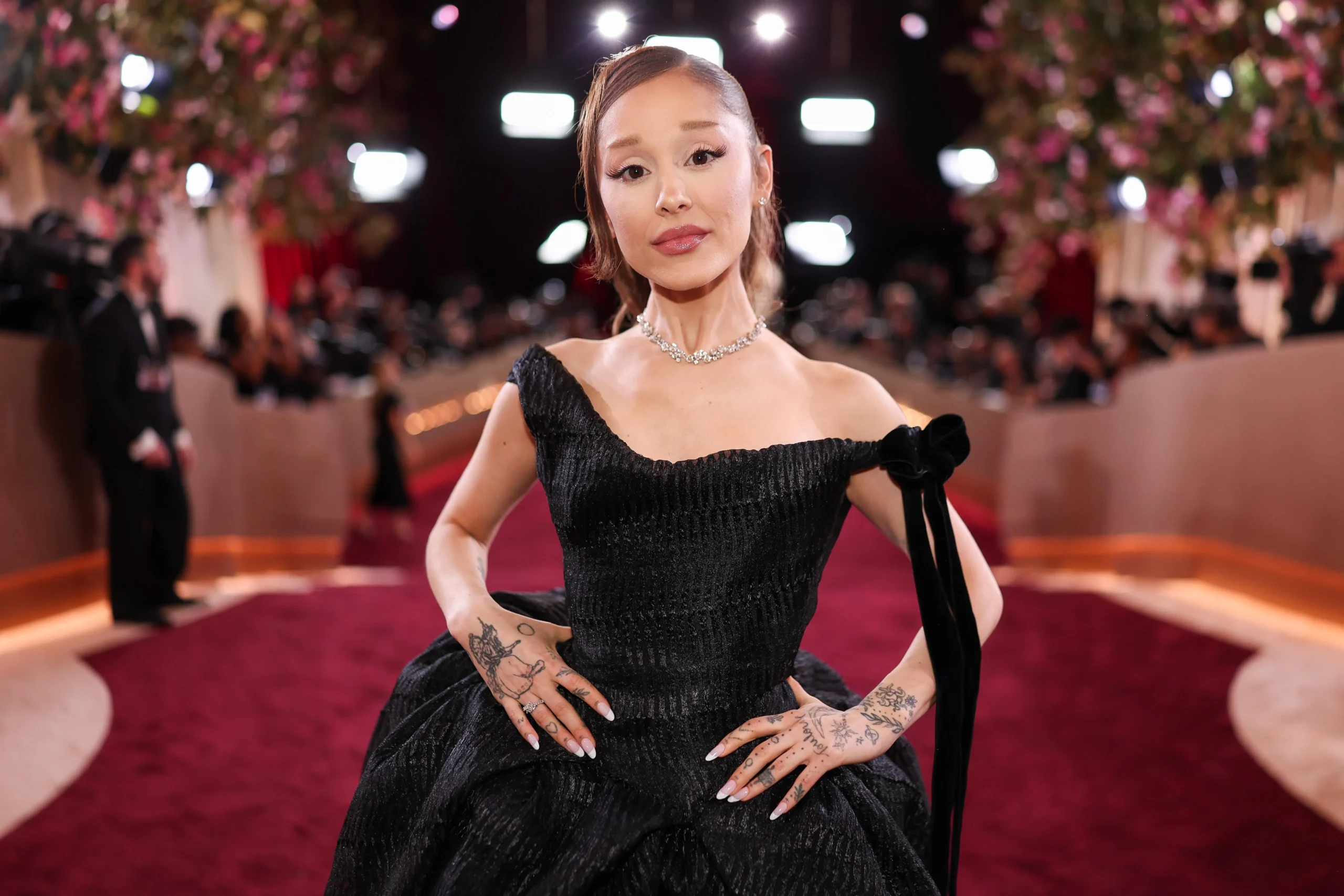 Ariana Grande processa hackers que vazaram suas músicas e vídeos por anos