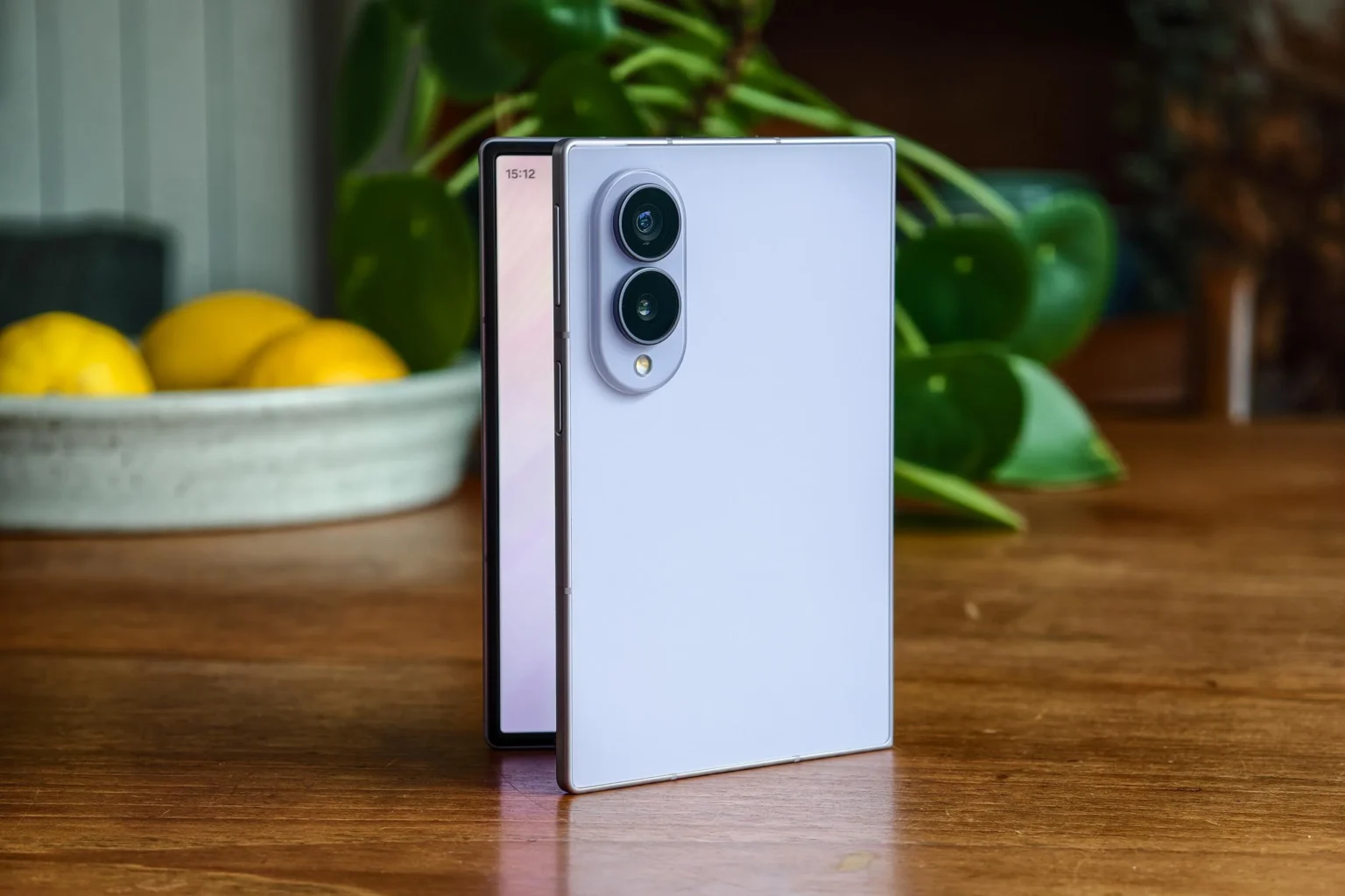 Samsung Galaxy Z Fold 8 apresenta design inovador e desempenho consistente, mas tem pontos a melhorar