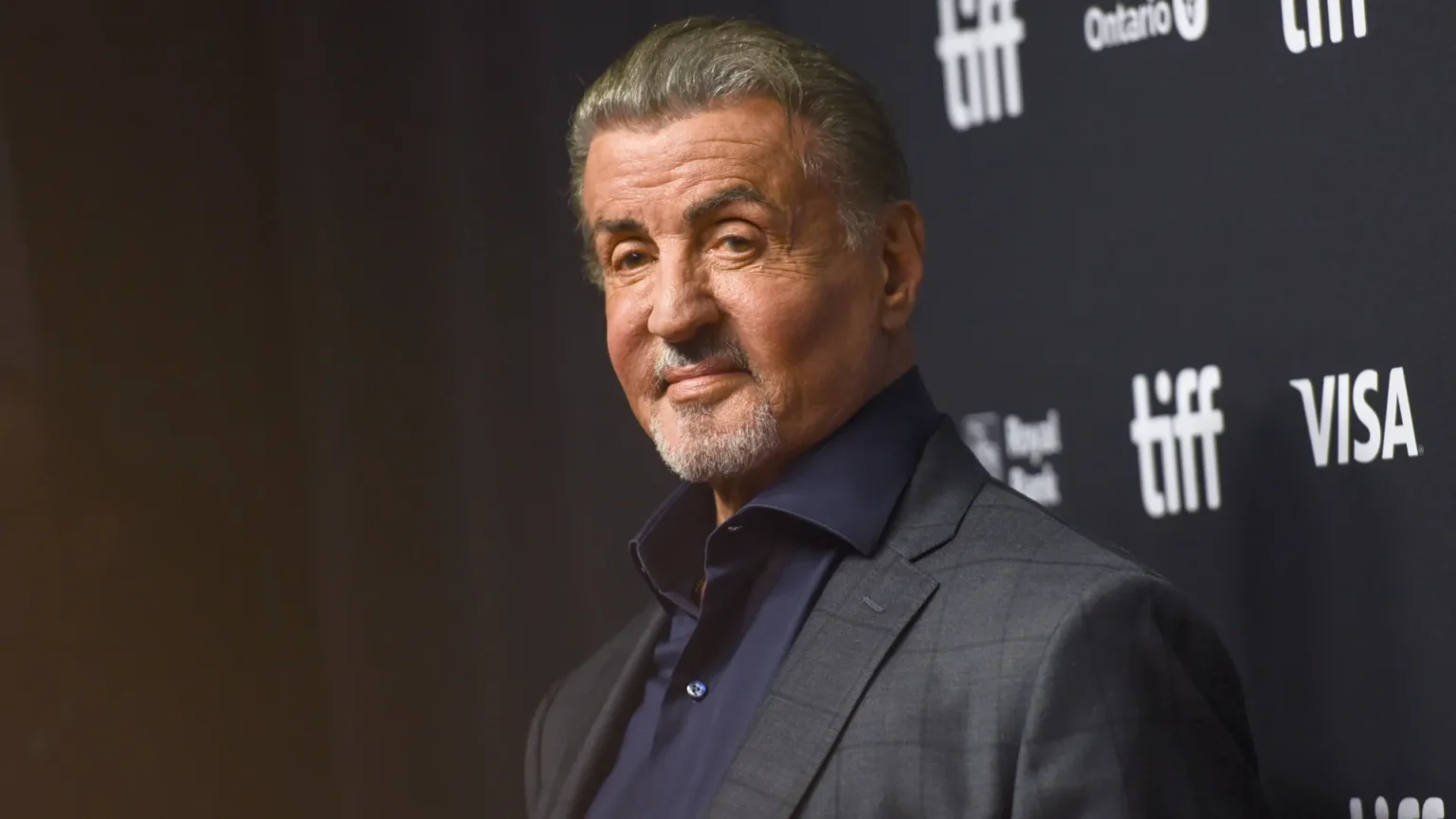 Filme “Cop Land” com Sylvester Stallone ganha nova casa no streaming e terá reboot para TV