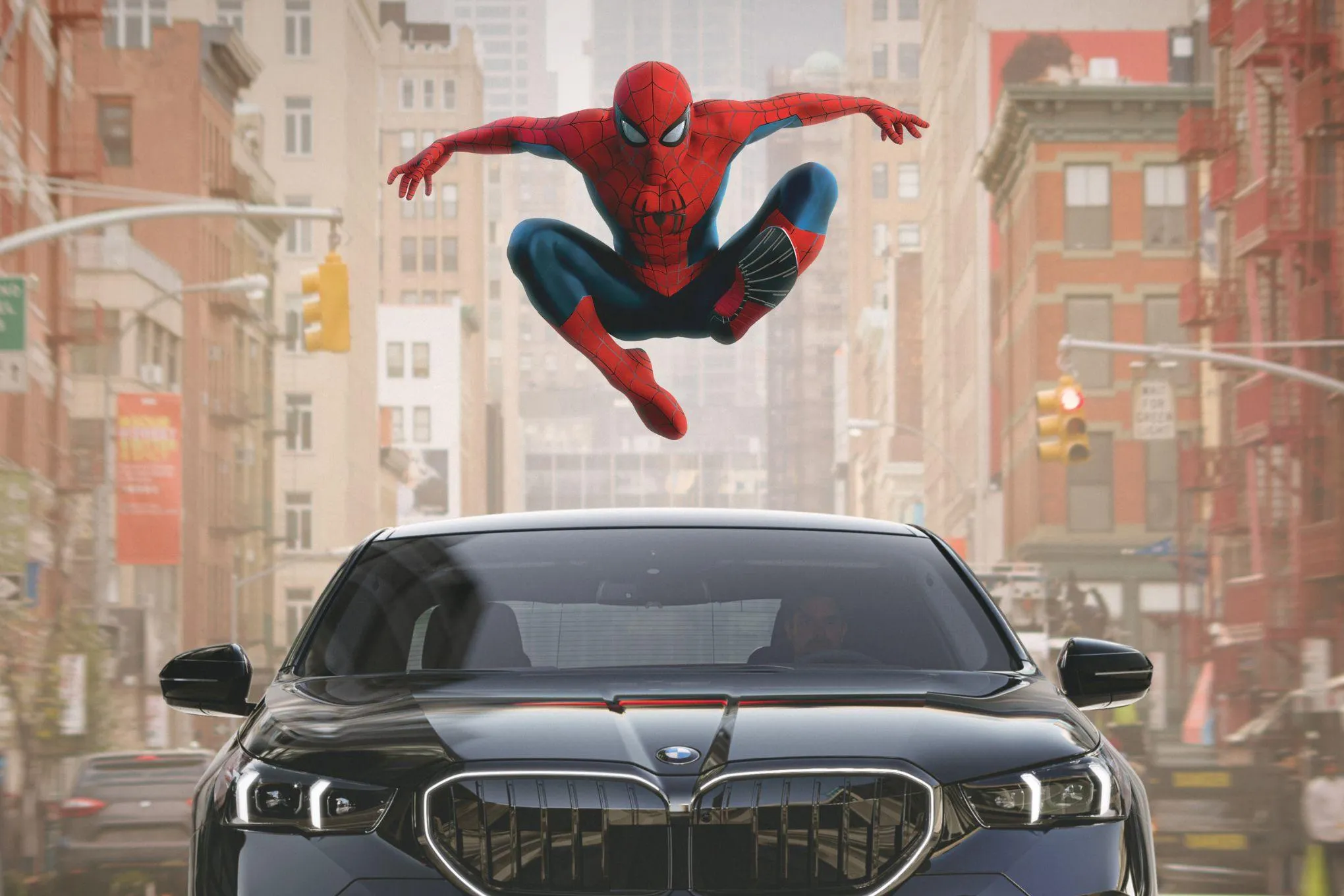 BMW exibe anúncios de Spider-Man no painel de seus carros e gera polêmica entre proprietários