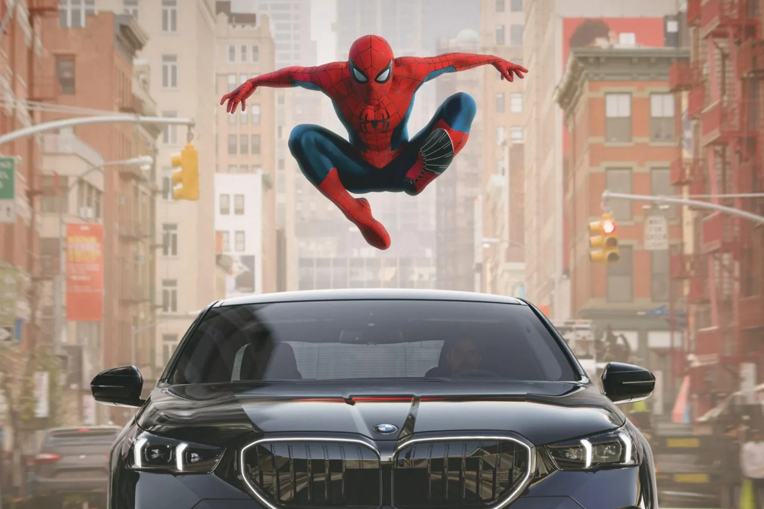 BMW exibe anúncios de Spider-Man no painel de seus carros e gera polêmica entre proprietários