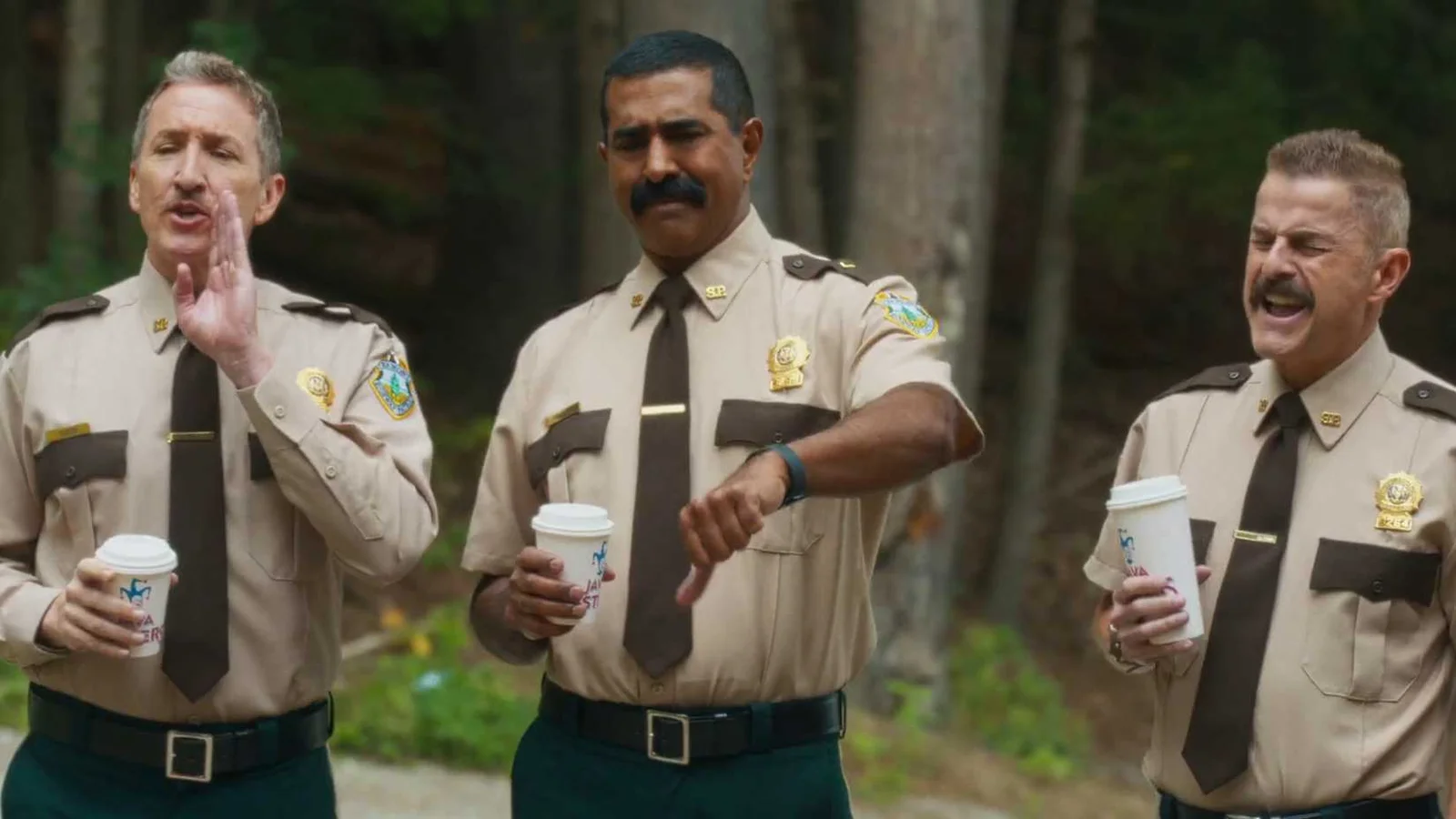Super Troopers 3 retorna com humor ácido e piadas imaturas em nova comédia policial