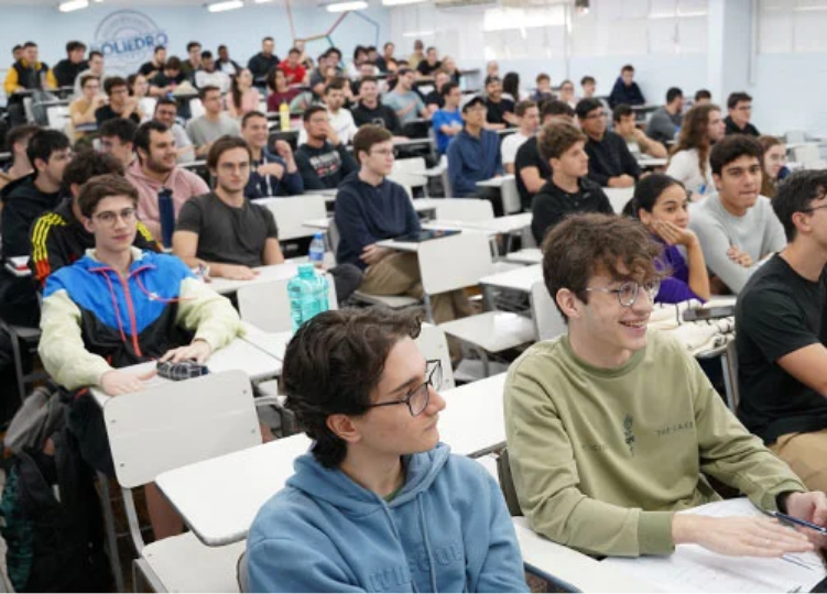 Simulado gratuito do Poliedro prepara estudantes para o vestibular do ITA