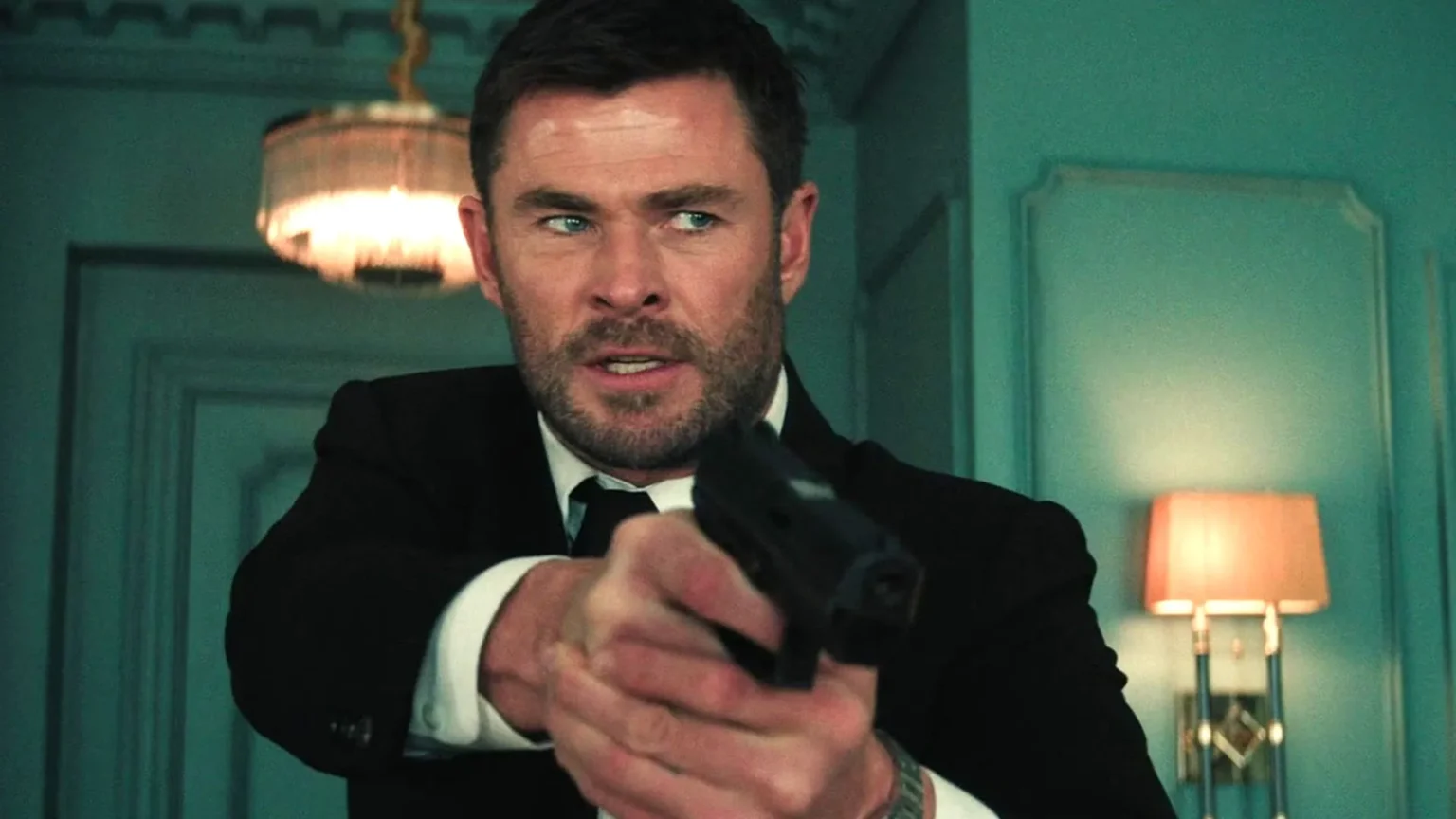 Chris Hemsworth brilha em “Crime 101”, que se torna um dos maiores sucessos do streaming em 2026