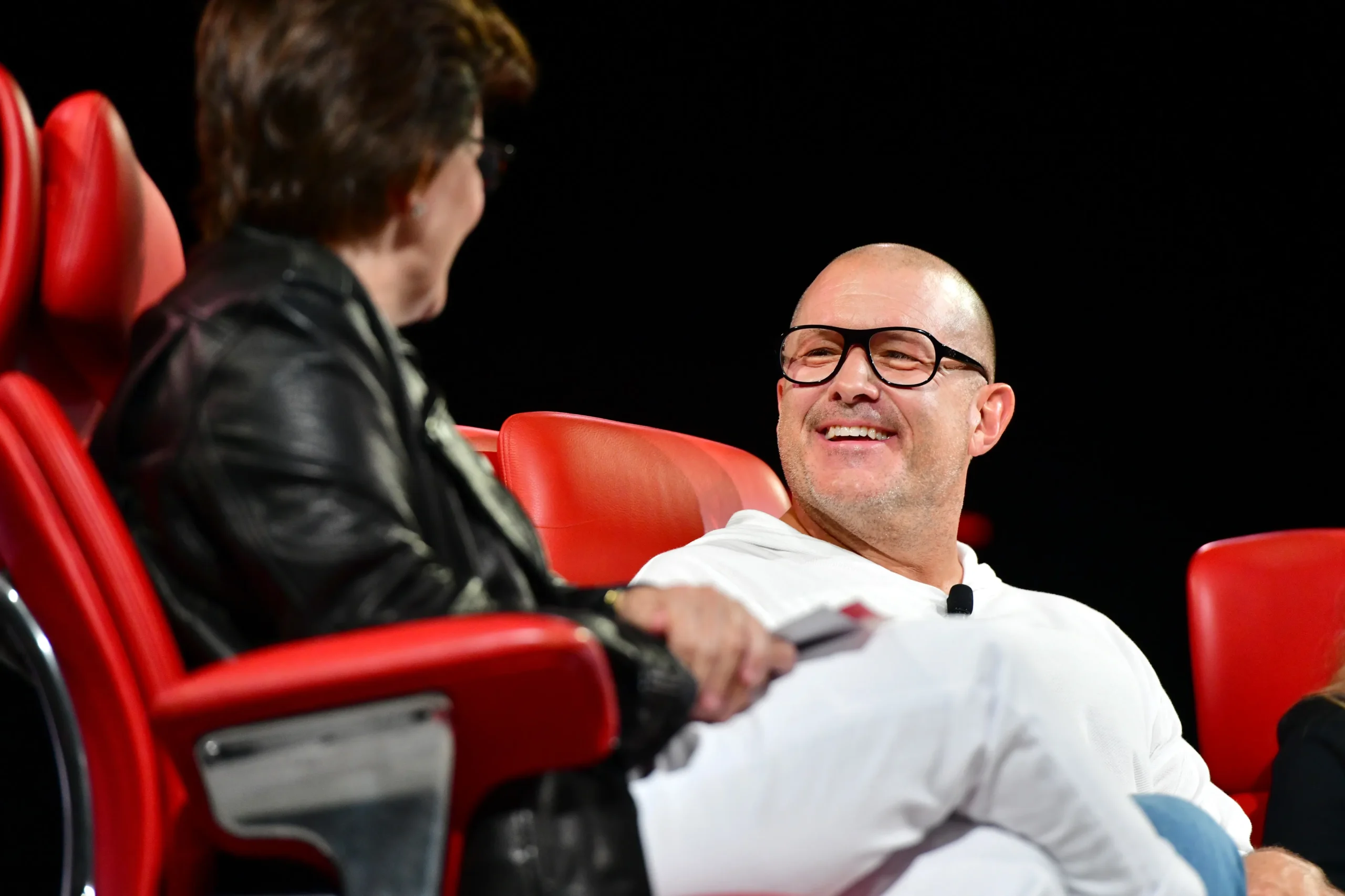 OpenAI e Jony Ive criam smart speaker em formato de disco para lançamento em 2027