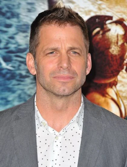 Zack Snyder visita estúdio da Warner Bros. e reacende rumores sobre retorno ao Universo DC