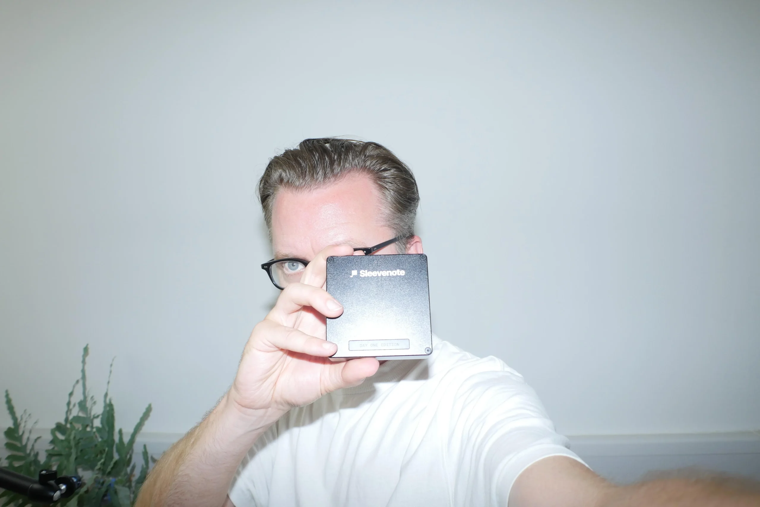 Tom Vek desenvolve player digital que resgata arte da música sem nostalgia retrô
