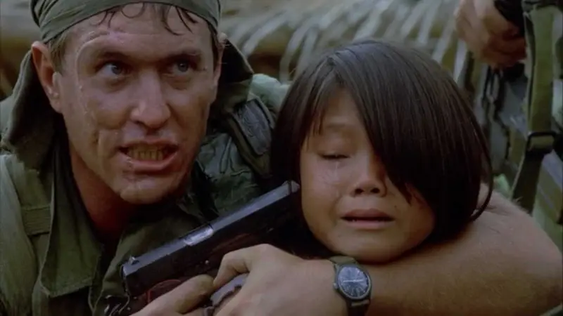 Filme “Platoon” de Oliver Stone Revoluciona Cinema de Guerra Doze Anos Antes de “O Resgate do Soldado Ryan”