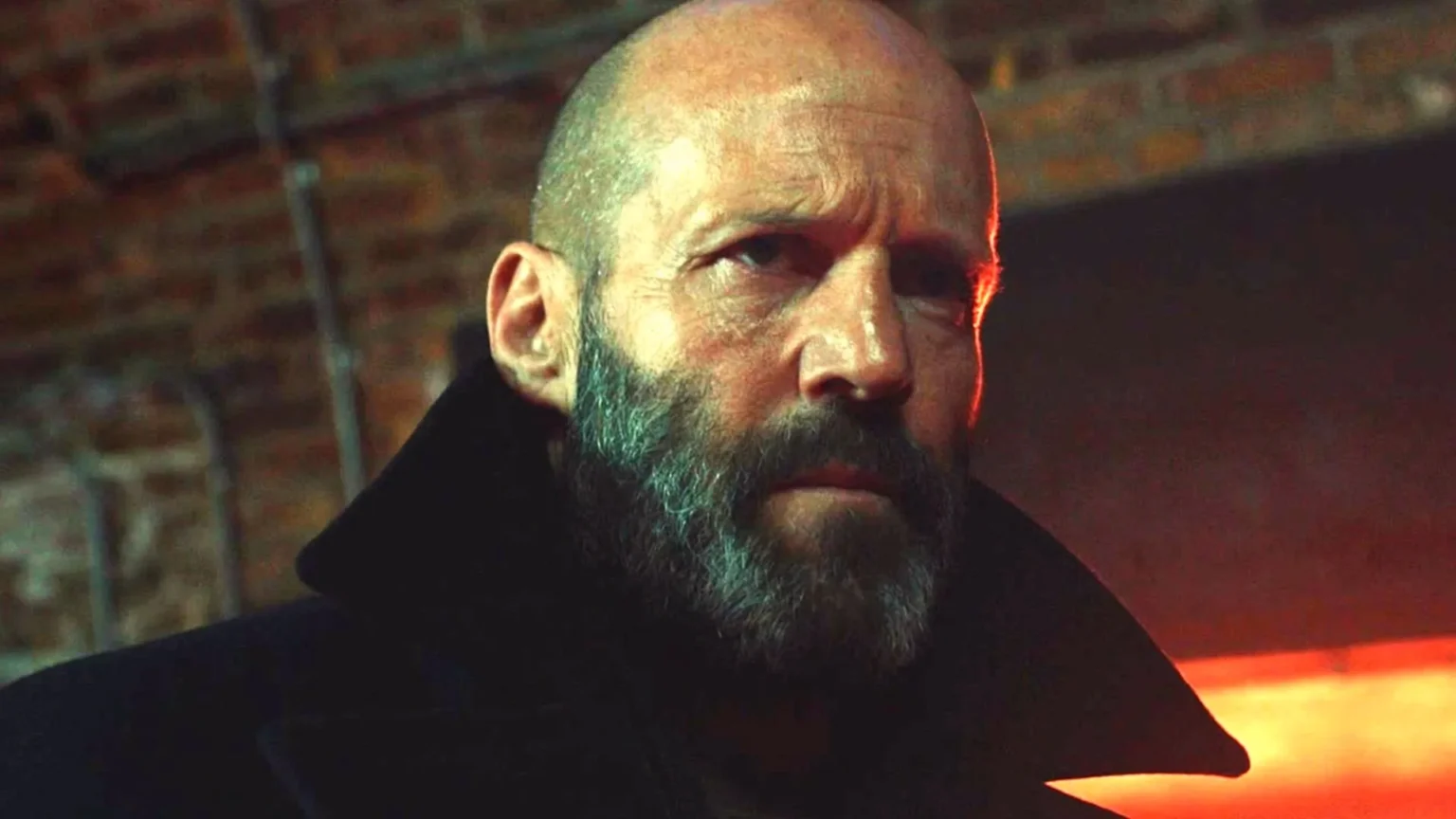 Jason Statham em “Shelter”: thriller de ação ganha destaque no streaming após estreia discreta nos cinemas