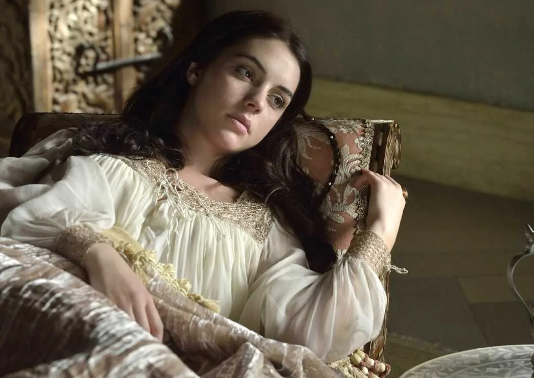 Série ‘Reign’, com 78 episódios, chega ao streaming gratuito neste mês