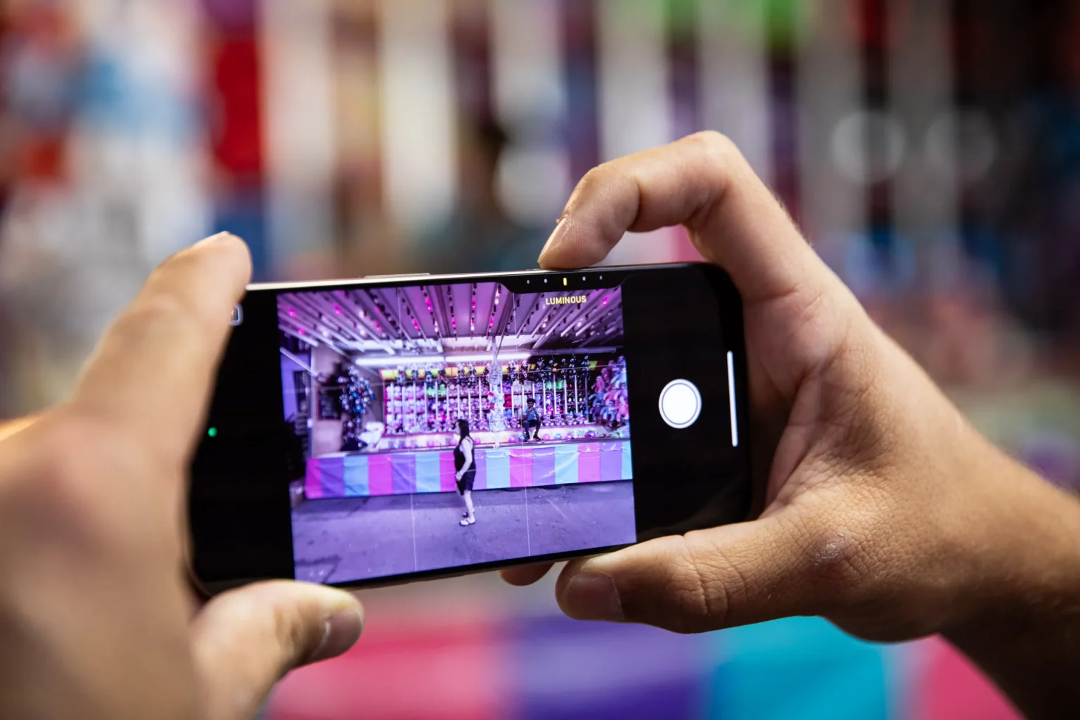 Apple vai permitir autenticar fotos tiradas no iPhone para combater deepfakes
