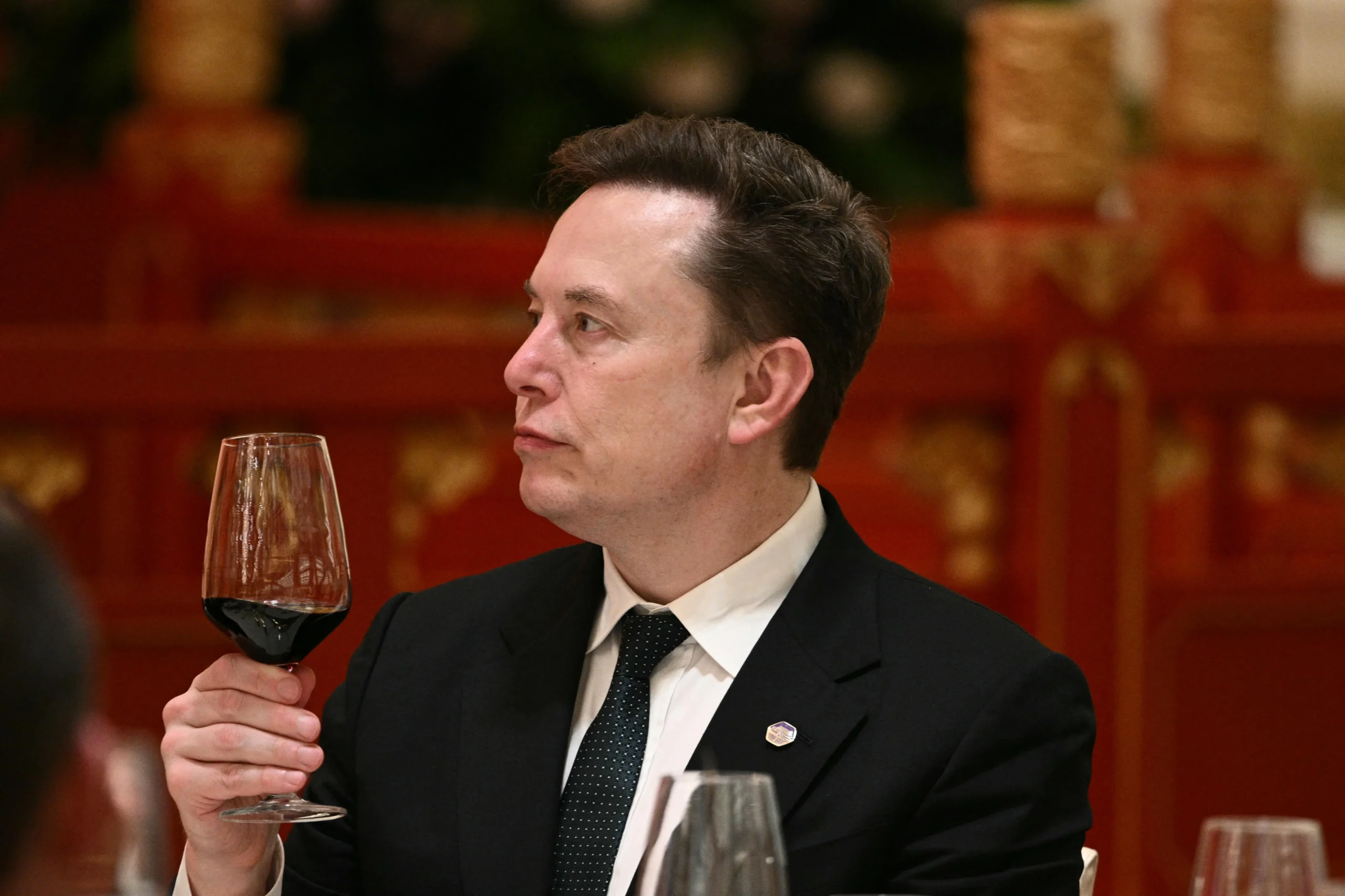 Cards Against Humanity lança campanha para construir monumento provocativo a Elon Musk no Texas