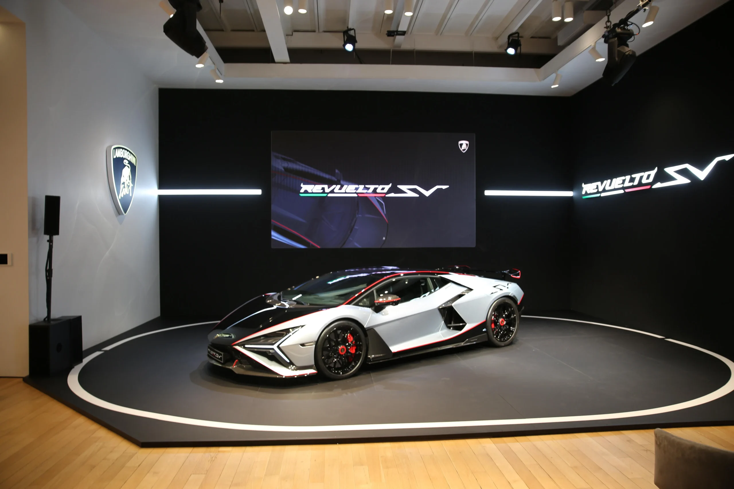 Lamborghini lança versão SV do superesportivo Revuelto com ainda mais potência