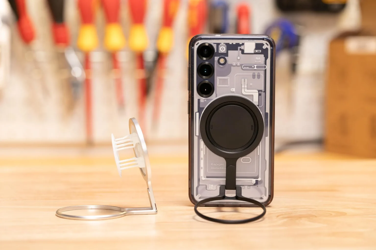 Conheça o OhSnap Snap Grip Stand, o suporte magnético para celular que conquista pela praticidade