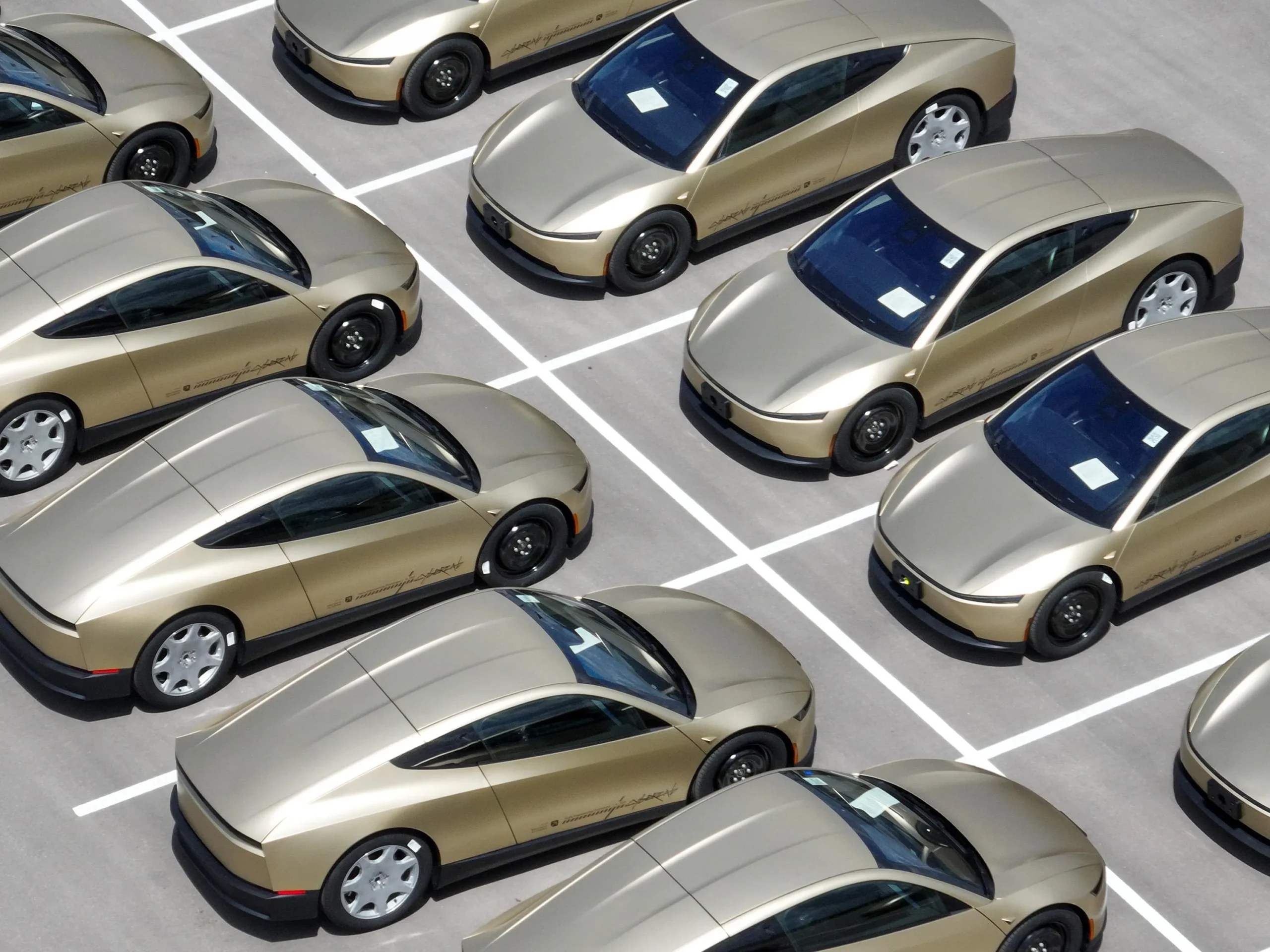 Tesla anuncia lançamento do Cybercab, carro autônomo dourado que gera dúvidas sobre segurança