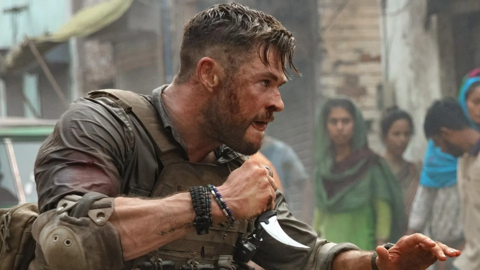 Novo filme de ação da Netflix com Chris Hemsworth reúne Idris Elba e Pierce Brosnan em cena inédita