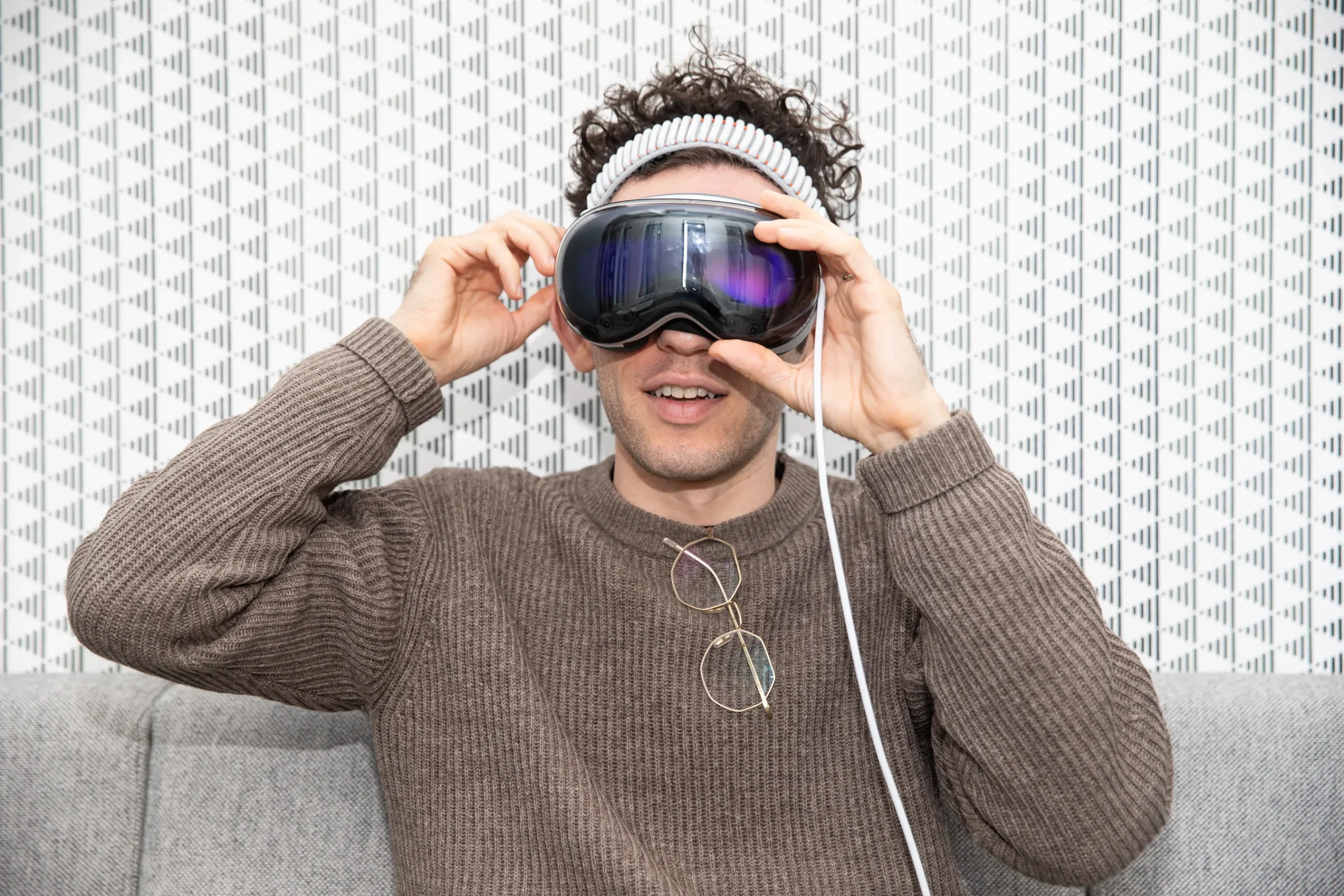 Apple demite mais de 200 funcionários das equipes do Vision Pro e Siri