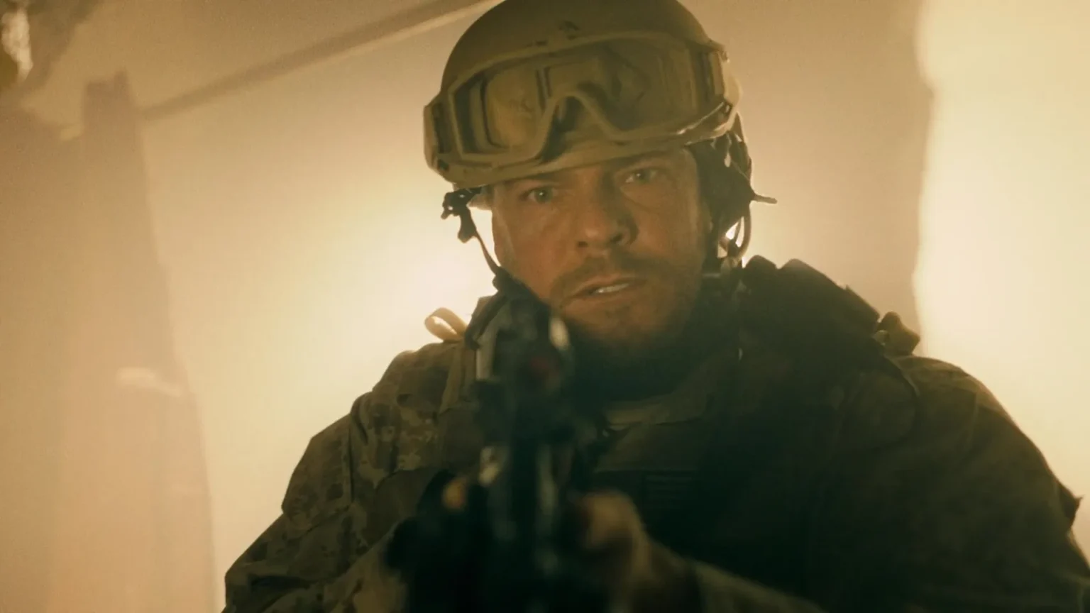 Alan Ritchson se destaca com filme de ação e comédia que figura entre os mais assistidos do streaming